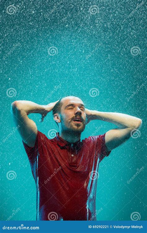 Le Portrait Du Jeune Homme Sous La Pluie Image Stock Image Du Frais