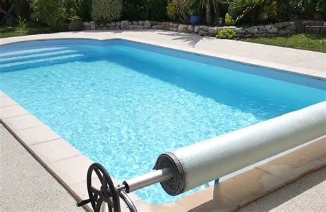 La bâche à bulles pour piscine à quoi ça sert comment choisir