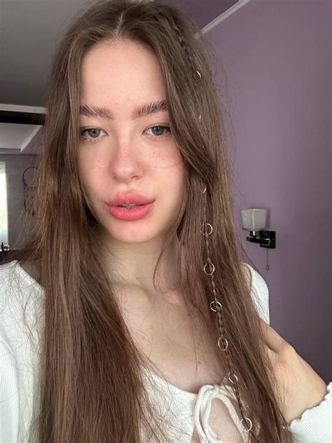 Am I Hot Even With This Cutiness F R Amihot