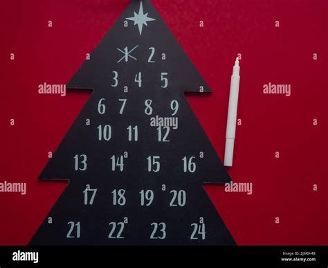 Calendario de cuenta atrás para la Navidad en tiza en una pizarra