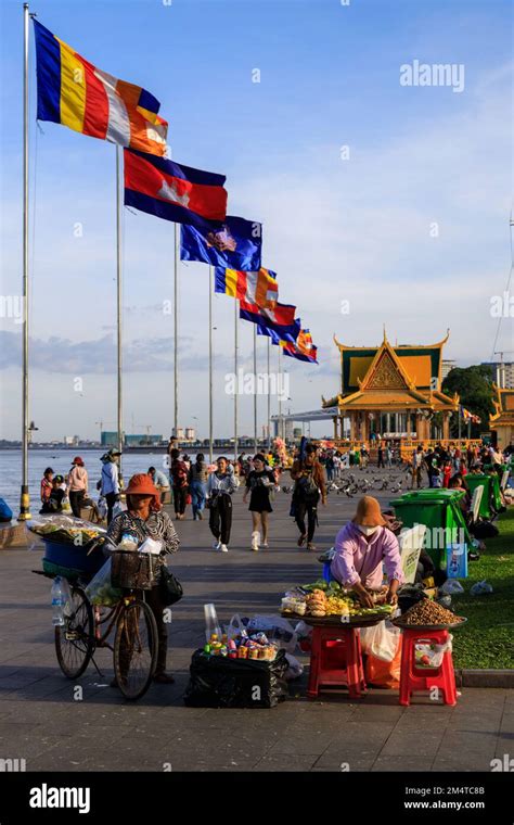 Phnom Penh Cambodia November 30 2022 People Walking In The Evening