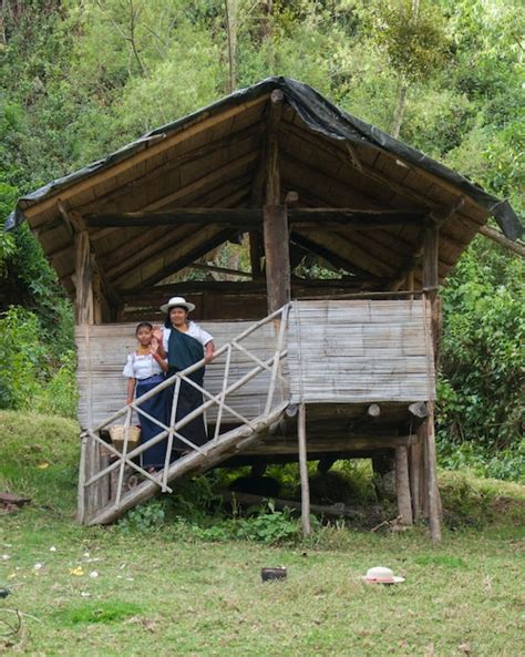 Explorando a beleza da natureza um jovem adolescente indígena numa