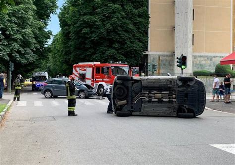 Incidente Stradale A Busto Auto Ribaltata Varesenews Foto