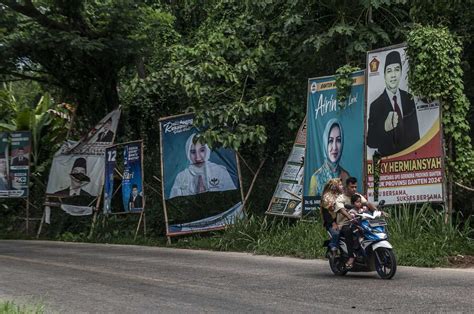 Foto Pemasangan Alat Peraga Kampanye Mulai Menjamur