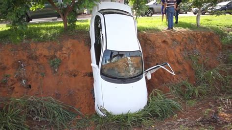 Sinop Carro Cai Em Vala Ap S Colis O E Mulheres Ficam Feridas S