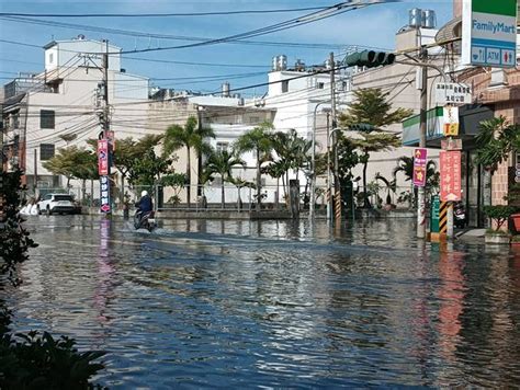 天文大潮發威 東港連兩天海水倒灌 慘淹到小腿肚 生活 中時