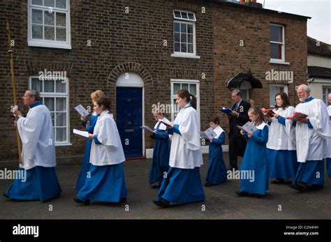 Christians Singing Hi Res Stock Photography And Images Alamy