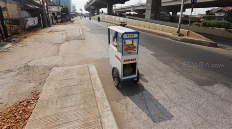 Penampakan Trotoar Di Tengah Jalan Kalimalang