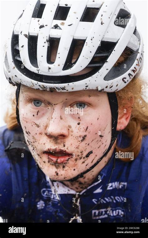 HOOGEVEEN El piloto de ciclocross Puck Pieterse cruza la línea de