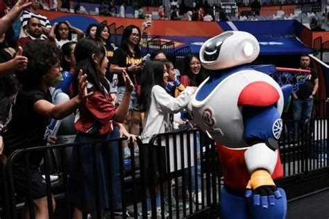 Foto Kisah Maskot FIBA World Cup 2023 Kepanasan Senang Karena