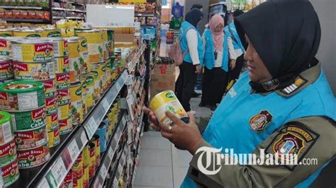 Sidak Jelang Nataru Petugas Temukan Puluhan Makanan Kemasan Tak