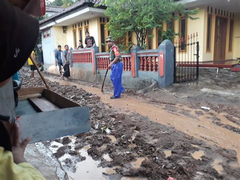 Hujan Deras Guyur Tasikmalaya Akibatkan Banjir Dan Longsor 1 Rumah