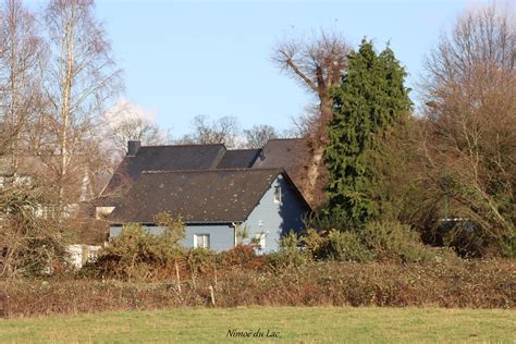 C Est Une Maison Bleue Adoss E La Colline Flickr