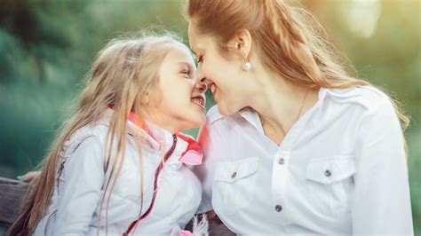 Amorosa Madre E Hija Relaj Ndose En El Parque Foto Premium