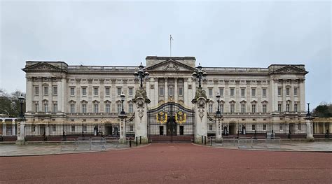 First Ever Tours Of Buckingham Palaces Famous Balcony Rooms