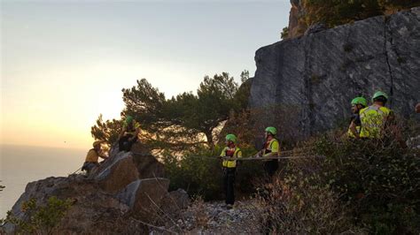 Si Arrampica Sul Muzzerone E Rimane Appeso Per Oltre Un Ora Paura Per