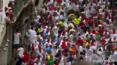 Via Alla Festa Di San Firmino Prima Corsa Dei Tori A Pamplona