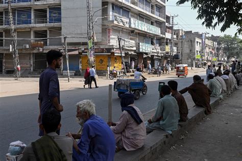 پاکستان میں مہنگائی اور بجلی کے اضافی بِلوں کے خلاف شٹر ڈاؤن ہڑتال Urdu News اردو نیوز