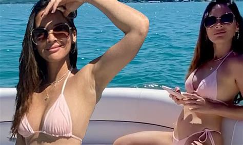 Olivia Munn Flaunts Her Figure In A Pale Pink Bikini While Relaxing On A Boat Daily Mail Online