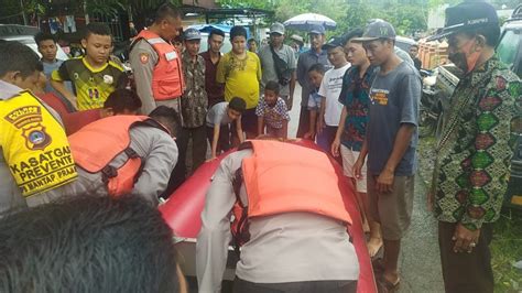 Aparat Gabungan Evakuasi Masyarakat Terdampak Banjir