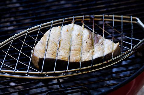 5 Ways To Remove Melted Plastic From Grill For A Clean And Safe Cookout