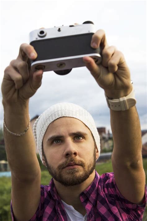 Portrait D Un Jeune Homme Prenant Un Selfie Photo Stock Image Du