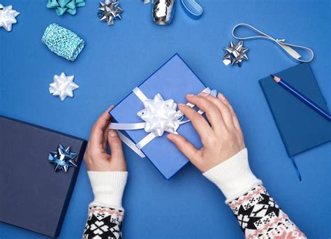 Mano Recortada De Una Mujer Sosteniendo Una Caja De Regalos Sobre Un