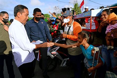 Presiden Jokowi Bersama Ibu Iriana Kunjungi Pasar Langgur Di Maluku