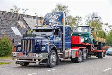 Tourtocht Door Groningen En Friesland Met Ongeveer 70 Oude Vrachtwagens