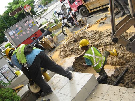 Paip Utama SYABAS Bocor Di Depan Blok P UG 1 UG 3 Badan Pengurusan