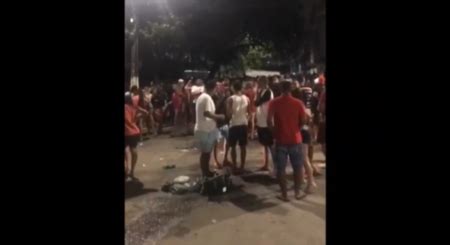 Pol Cia Dispersa Aglomera O Pessoas Sem M Scara No Meio Da Rua No