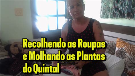 Recolhendo As Roupas Do Varal E Dobrando Molhando As Plantas Do