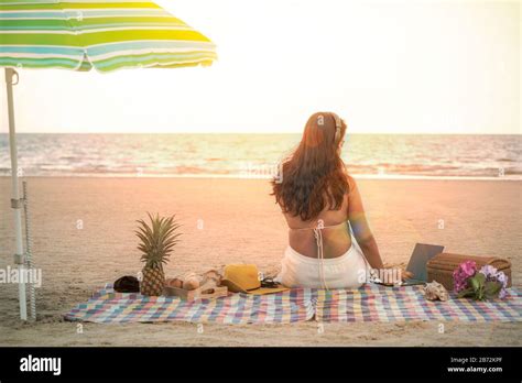 Frau In Bikini Sitzt Im Sommer Am Strand Tropischer Strandurlaub Stockfotografie Alamy