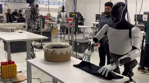 El robot humanoide Optimus muestra en este vídeo su capacidad como