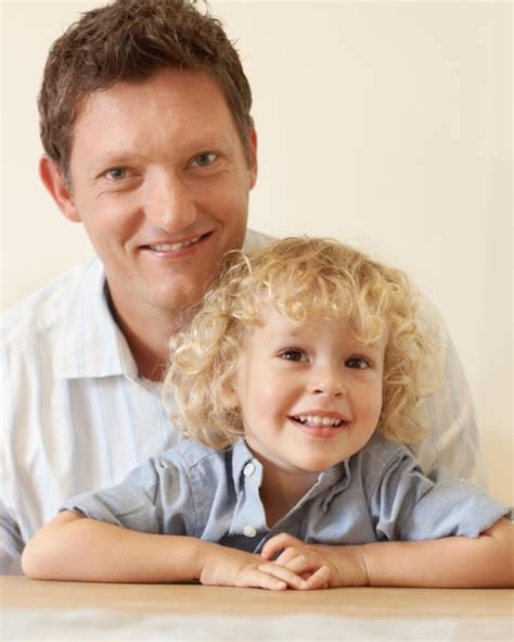 Amor Familiar Feliz Y Retrato De Padre Con Hijo Sonriente En Su Hogar