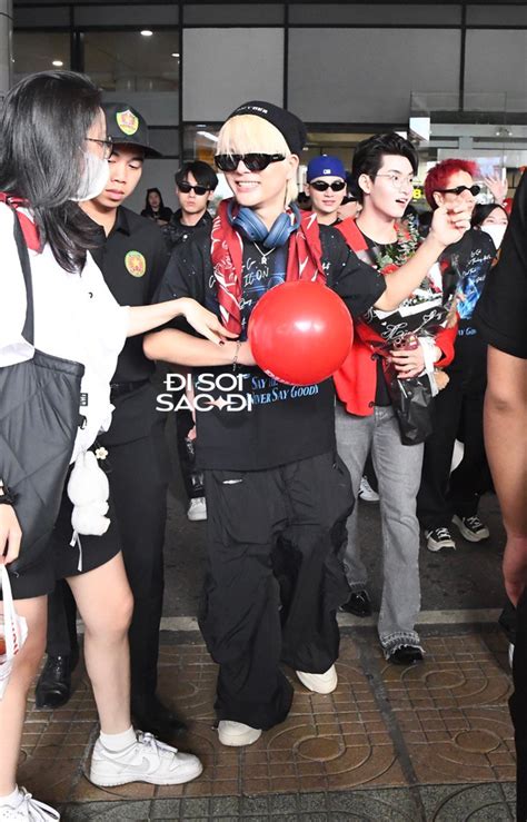 Cực HOT Dàn Anh Trai Say Hi đáp xuống Hà Nội cho siêu concert fan vây kín tạo cảnh tượng
