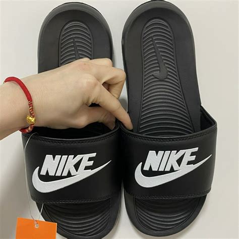 Nk Victori One Slide Letters Preto E Branco Chinelos Esportivos Homens