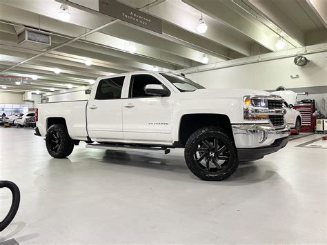 Chevrolet Silverado 1500 Custom Wheels 20x10 0 Et 25 Tire Size 33x12 5 R20 X Et