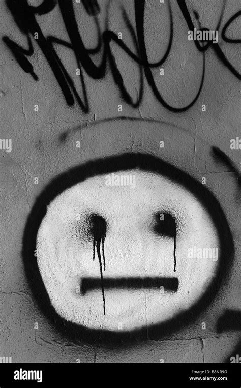 Smiley face graffiti street art hi-res stock photography and images - Alamy