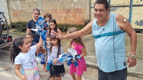 Zeca Pagodinho doa ovos de páscoa para crianças no Xerém Rio de Janeiro