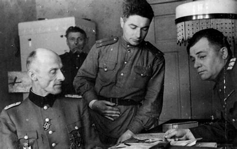 Советские офицеры допрашивают оберфюрера СС Карла Бертлинга — военное фото