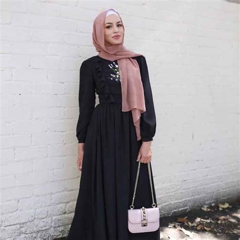 10 Warna Jilbab Yang Cocok Untuk Gamis Hitam Muslimah Wajib Tahu