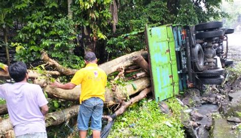 NUSABALI Tak Kuat Nanjak Truk Terguling Di Tanjakan Samsam