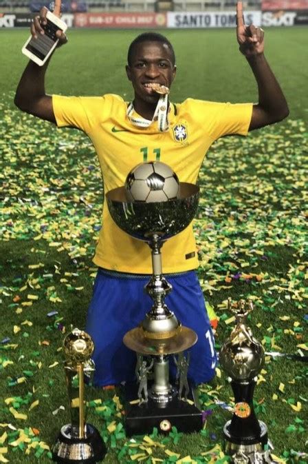 Vinicius Jr do Flamengo posa seus três troféus após título a