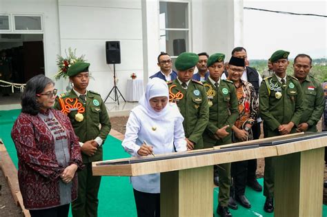 Pj Wali Kota Kediri Dampingi Gubernur Jawa Timur Resmikan Gedung Asrama