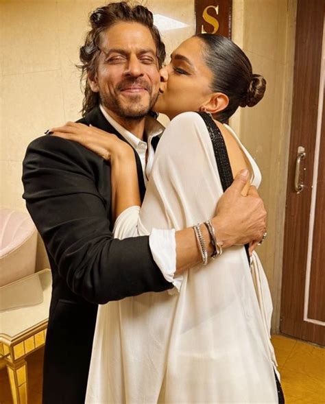 Deepika Kiss Srk दीपिका पदुकोणने घेतलं शाहरुखच्या गालाचे चुंबन