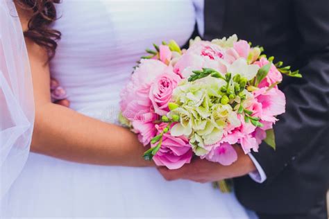 Ramo Hermoso De La Boda De Flores En Las Manos De La Novia Foto De