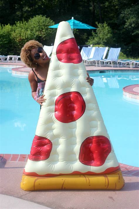 pizza-float-pool-street-style-blogger-jessica-c-andrews-glamazons-blog-3 - Glamazons Blog