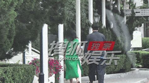 独家：齐溪穿连衣裙秀好身材 和王传君逛街超恩爱 搜狐大视野 搜狐新闻