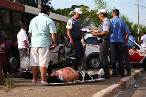 Acidente entre dois ônibus e dois carros deixa 2 mortos e 8 feridos em